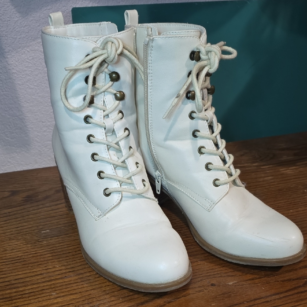 Sonoma Women's Off-White Lace-Up Boots